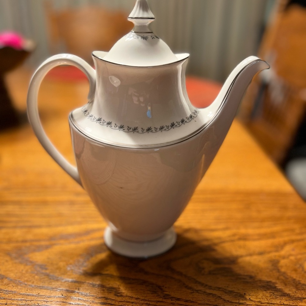 Royal Duluth Tiara Bone China Teapot large